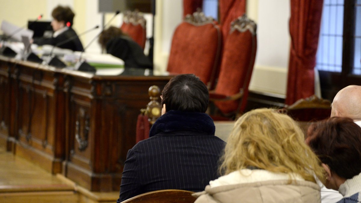 Camino Cabañas escucha al ponente al inicio del juicio que se celebra contra ella por supuesto hostigamiento a un delegado sindical.