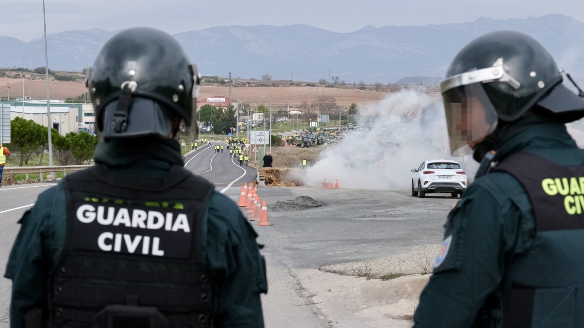 Agricultores riojanos son desalojados de la autovía A 12 por la Guardia Civil este miércoles