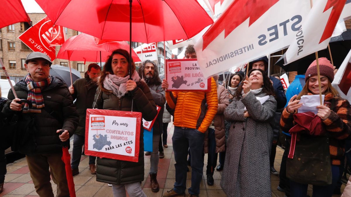 La comunidad educativa se manifiesta en bloque ante la Dirección Provincial de Educación para denunciar los recortes y la falta de personal