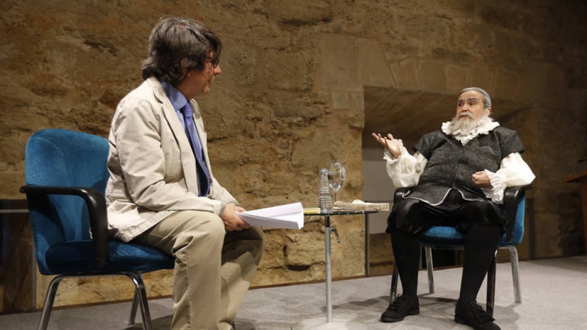 El periodista Eduardo Aguirre entrevista a Cervantes.