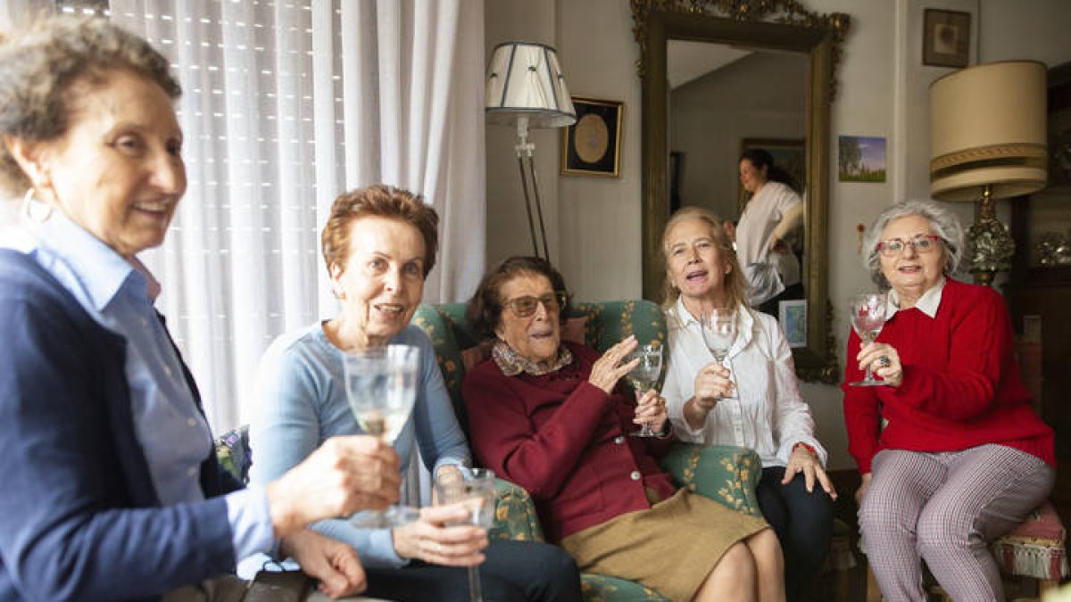 Antiguas alumnas celebran con Isaura sus 108 cumpleaños.