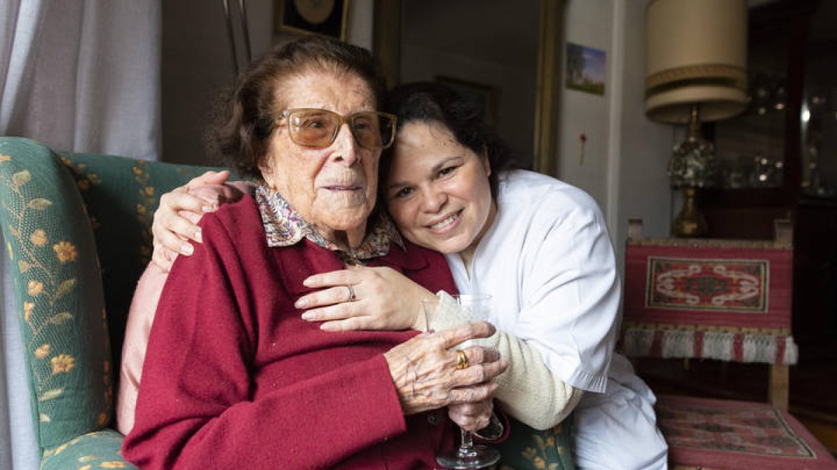 Candi, la persona que la cuida, abraza a Isaura