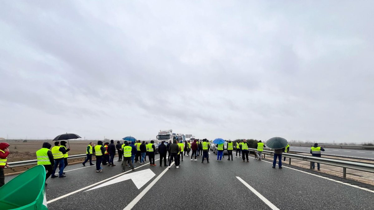 Un grupo de agricultores corta la A-66.