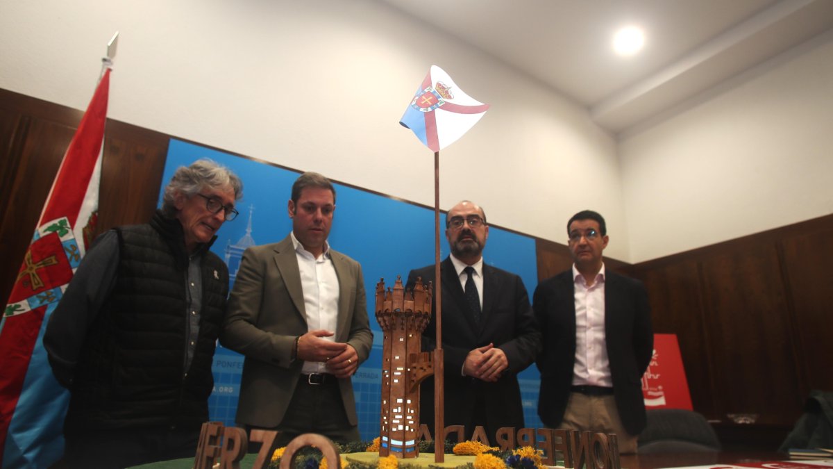 El autor de la obra, Rogelio Pacios, con Iváan Alonso, Marco Morala y Javier García Bueso.