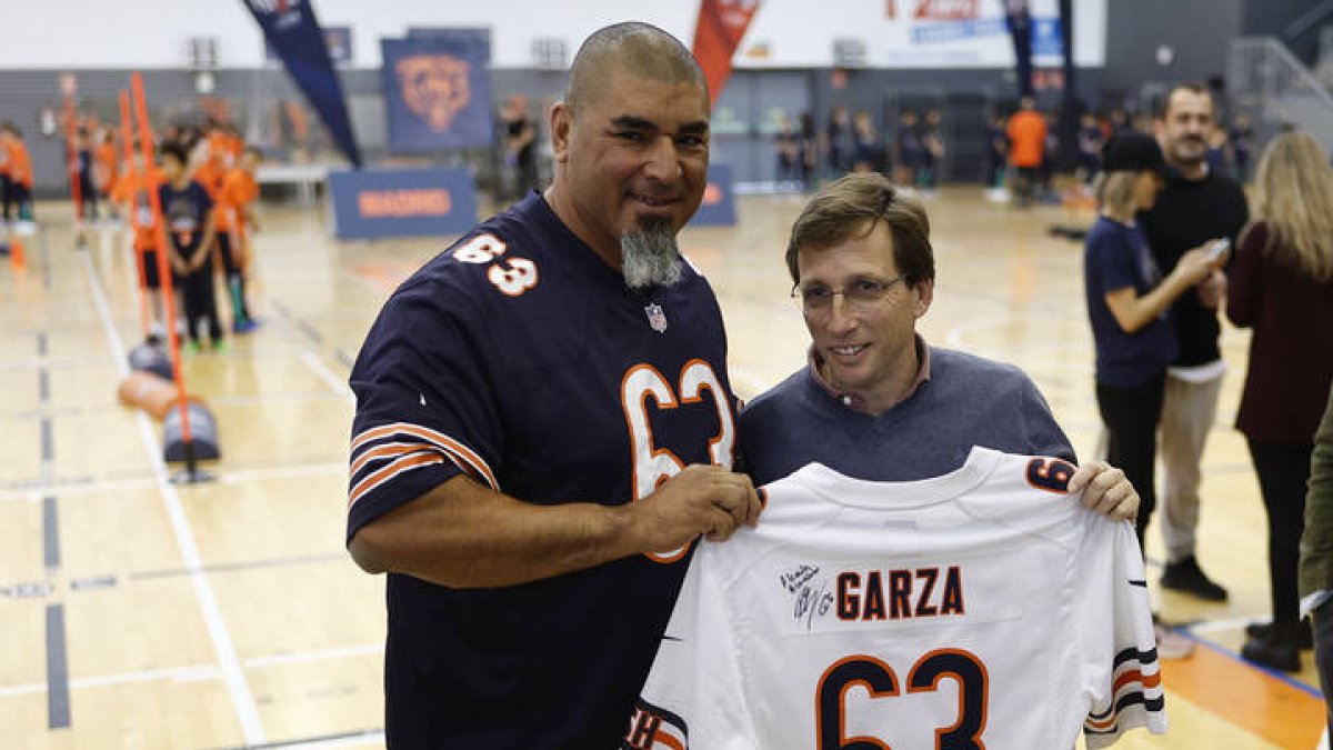 El ex jugador de la NFL y leyenda de los Chicago Bears  Roberto Garza y el alcalde de Madrid, José Luis Martínez-Almeida.