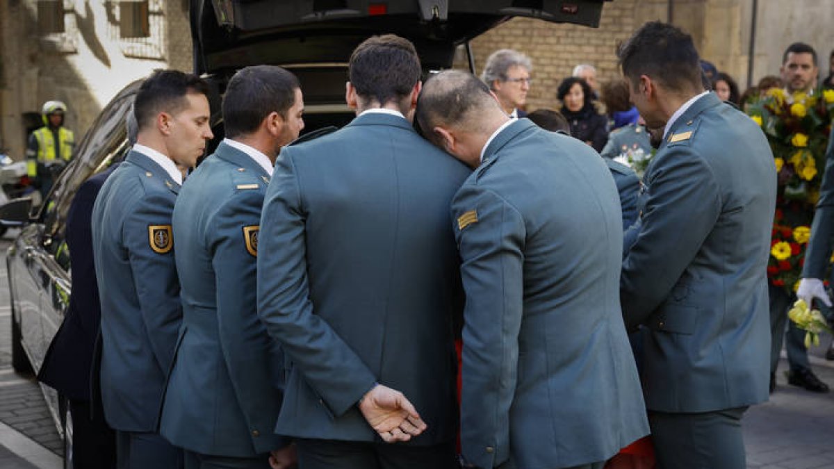 Con emoción contenida compañeros del guardia civil David Pérez Carracedo, autoridades y ciudadanos navarros se han congregado este domingo en la catedral de Pamplona para arropar en el funeral a la familia y allegados del agente.