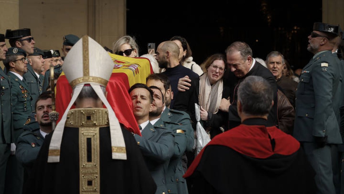 Con emoción contenida compañeros del guardia civil David Pérez Carracedo, uno de los agentes fallecidos este viernes al ser embestida su patrullera por una narcolancha en Barbate (Cádiz), autoridades y ciudadanos navarros se han congregado este domingo en la catedral de Pamplona para arropar en el funeral a la familia y allegados del agente.