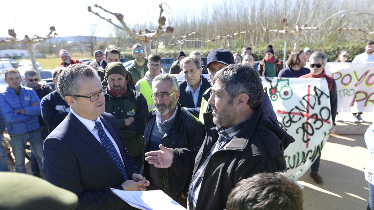 Los agricultores reciben al consejero Gerardo Dueñas