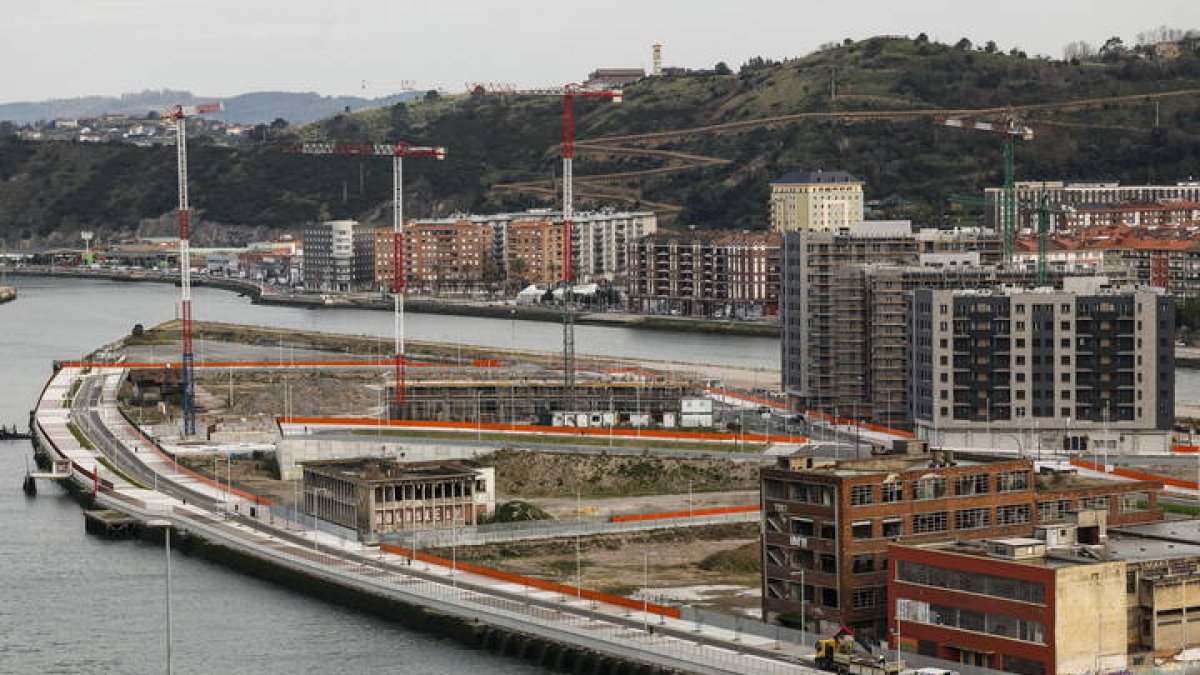 Vista parcial de la península de Zorrozaurre, zona de expansión residencial y de nueva construcción de Bilbao.