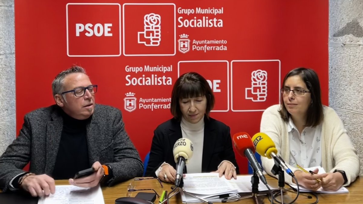 En el centro, Mabel Fernández ofreció la valoración del PSOE