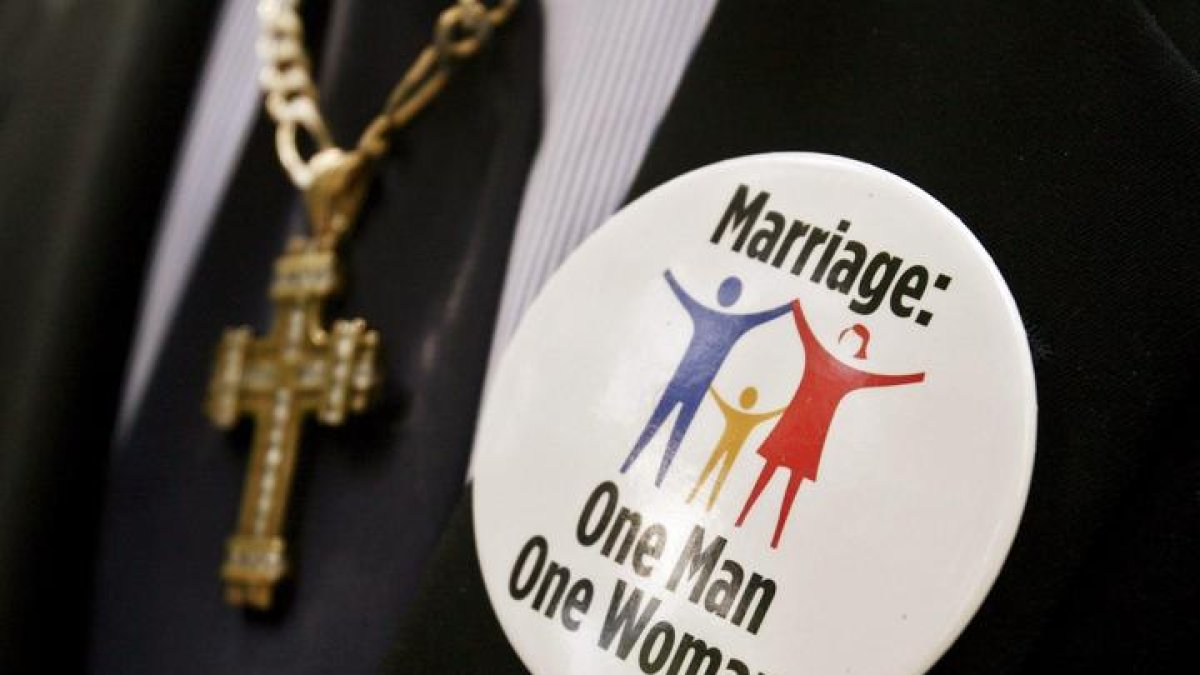 Un hombre lleva una pegatina que muestra su apoyo a la enmienda contra el matrimonio gay, en Washington.
