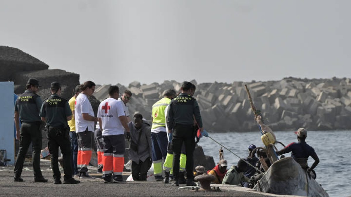 Desembarque de 81 inmigrantes, rescatados en la tarde de hoy, por la embarcación de Salvamento Marítimo en la isla de Hierro.