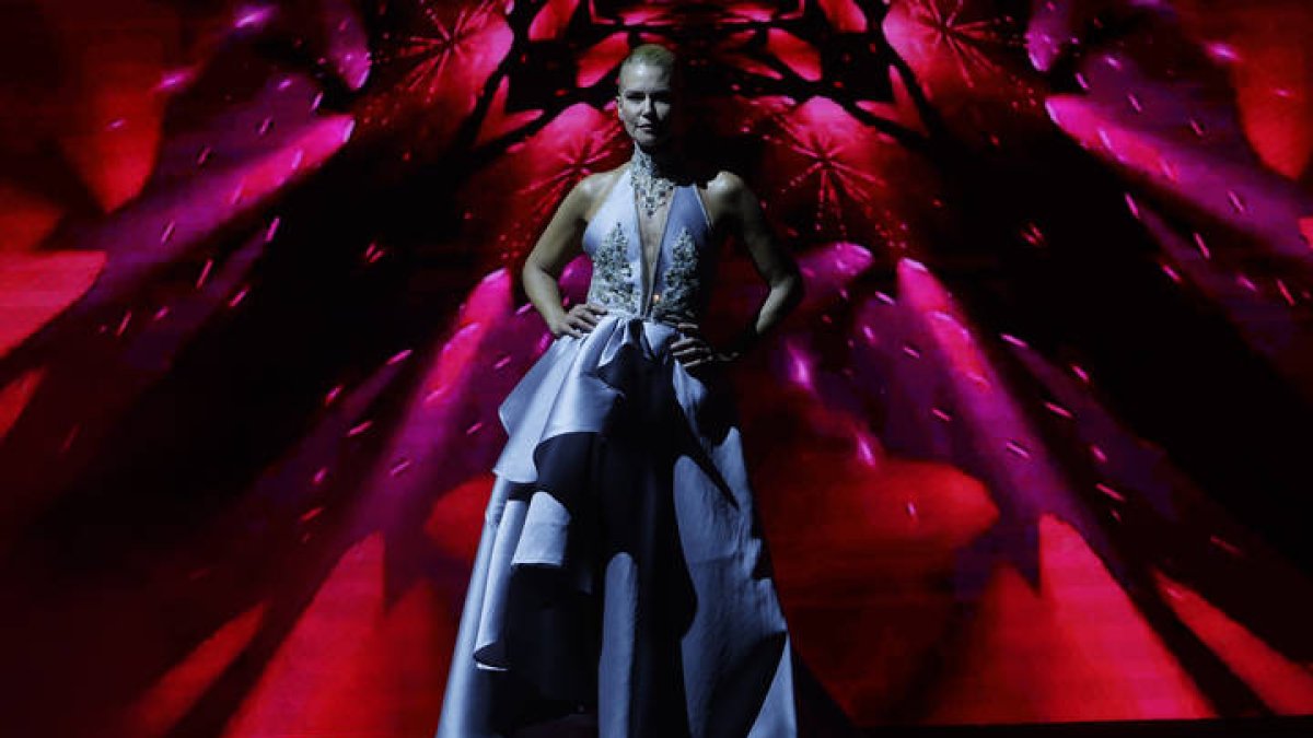 La modelo argentina Valeria Mazza muestra una creación de la firma Hannibal Laguna.