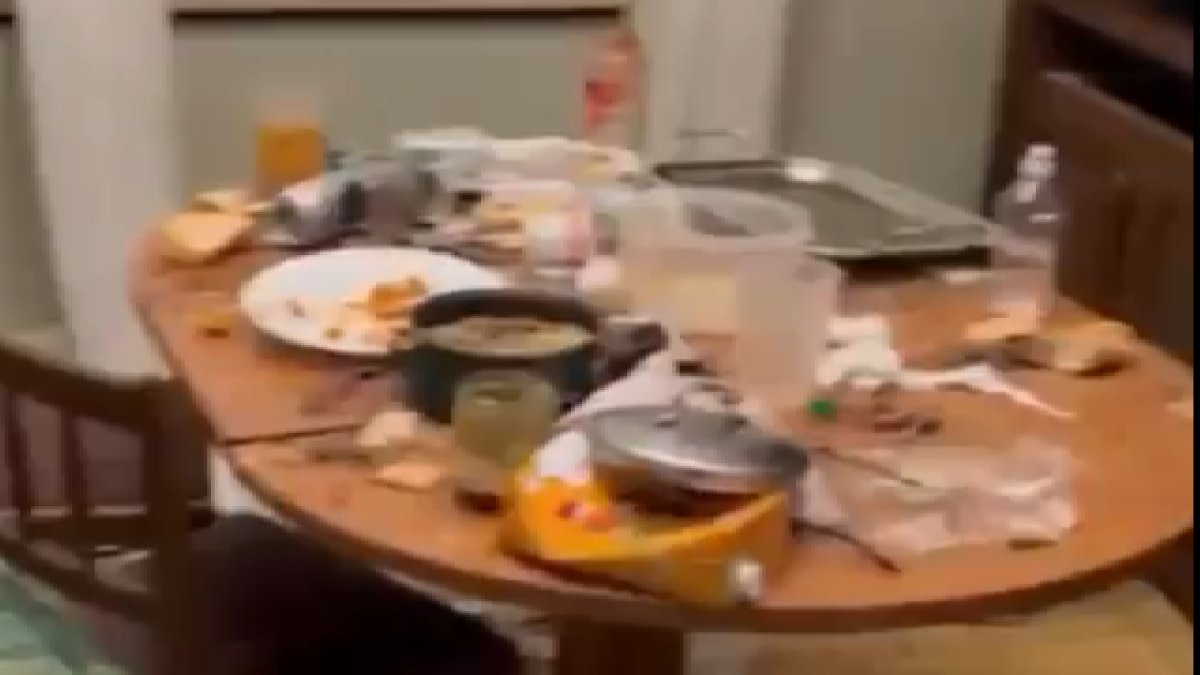 Fotograma del vídeo que muestra la suciedad de la vivienda de las dos menores.