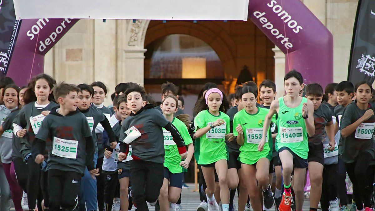 Niñas y niños en la línea de salida de la carrera solidaria de Entreculturas en la plaza de San Marcos