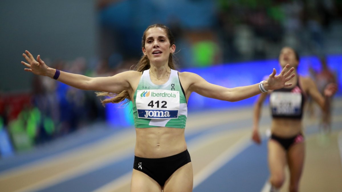 Marta Garcia celebra su triunfo, con título incluido de campeona, en la final de los 3.000 metros del Nacional en pista cubierta.