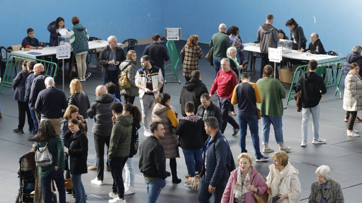 Ambiente en un colegio electoral en Santiago de Compostela durante la jornada electoral en Galicia, este domingo.