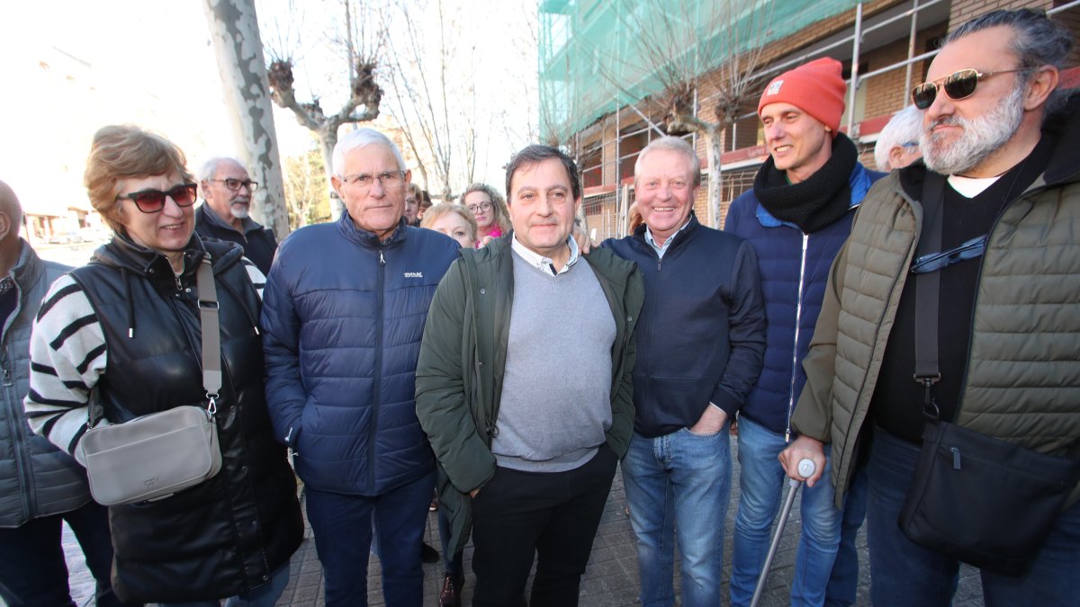 El alcalde de Toral de los Vados, Pedro Fernández, (en el centro) arropado por un grupo de vecinos en los juzgados de Ponferrada.