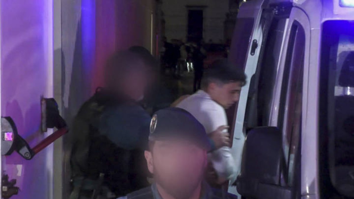 Agentes de la Guardia Civil trasladan a los seis detenidos por la muerte de los dos guardias civiles a los que embistieron con una narcolancha