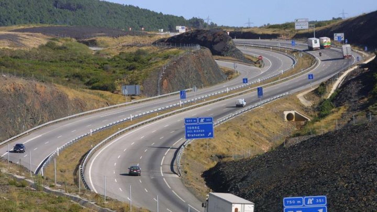 Autovía A-6 cerca del puerto del Manzanal.