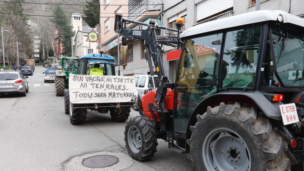 Una marcha de tractores recorren esta mañana las calles de Villablino.