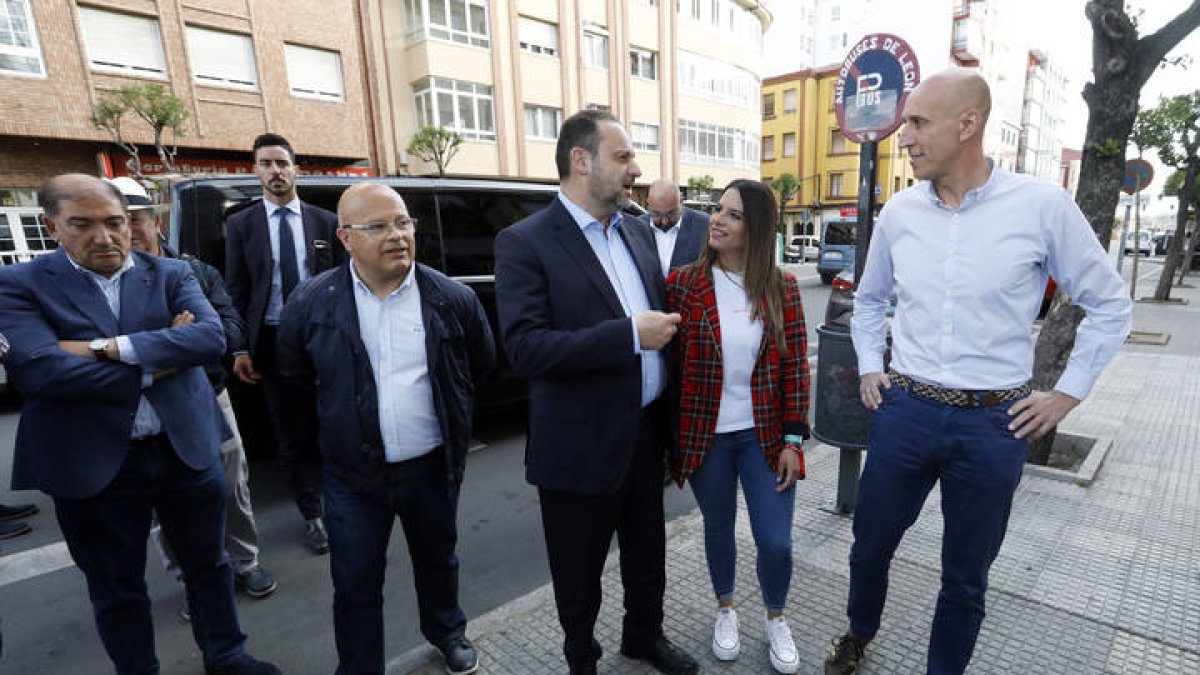 El alcalde de León junto al exministro Ábalos, con Koldo García en un segundo plano, en una imagen de 2019.