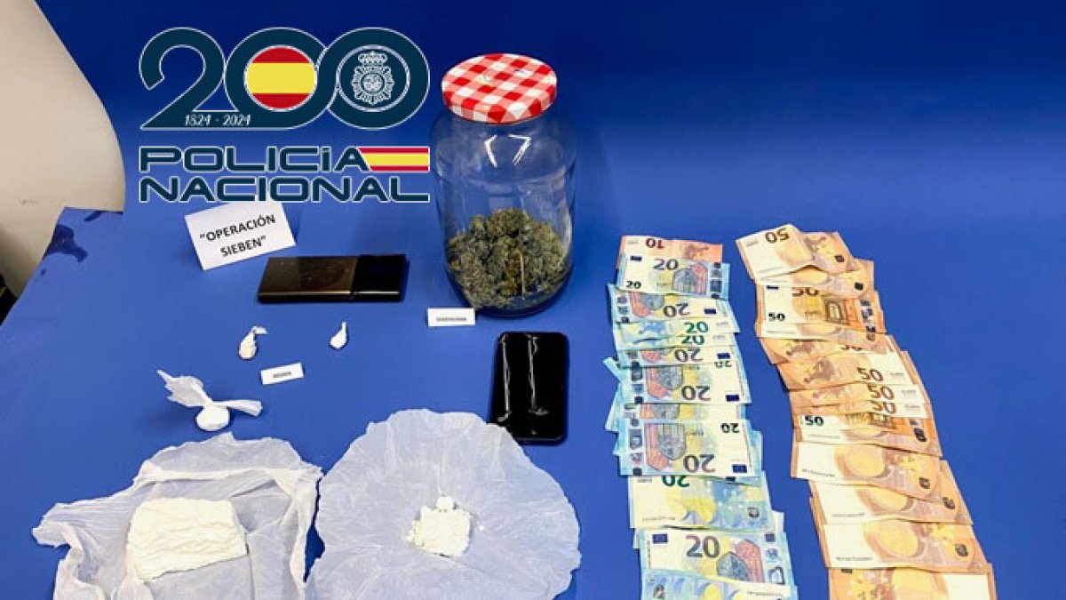 Material incautado al detenido por los agentes de la comisaría de Ponferrada.