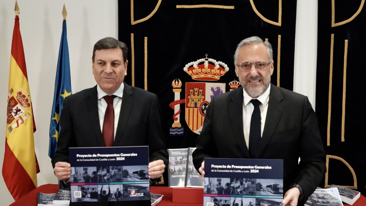 El presidente de las Cortes, Carlos Pollán, recibe el proyecto de ley de Presupuestos Generales de la Comunidad para 2024 de manos del consejero de Economía y Hacienda, Carlos Fernández Carriedo, para que inicie su tramitación parlamentaria.