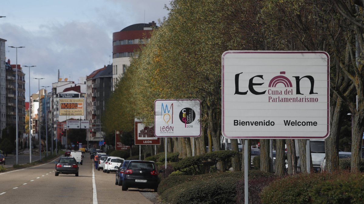 Cartel de bienvenida de la ciudad de León en la avenida Europa.