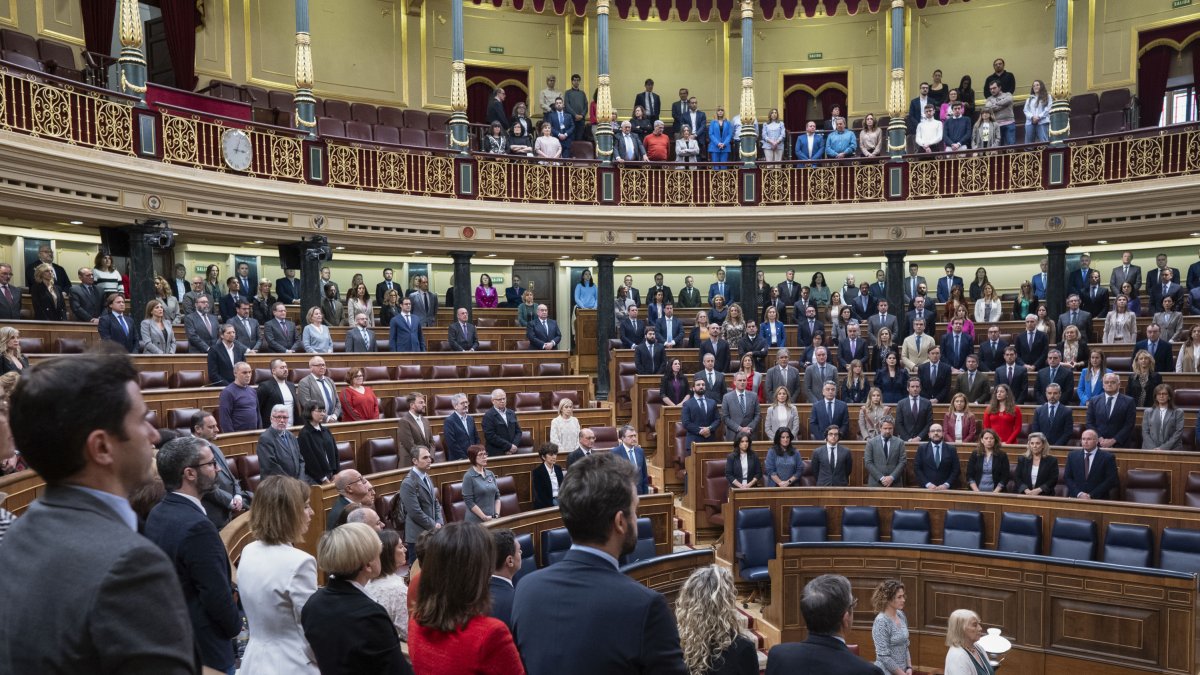 Minuto de silencio por los dos agentes de la Guardia Civil asesinados en acto de servicio en Barbate el 9 de febrero al inicio de la sesión plenaria del Congreso celebrada este martes en Madrid.