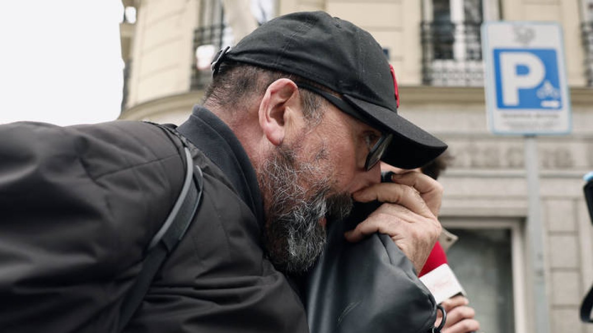 MADRID, 22/02/2024.- Koldo García, exasesor del exministro socialista José Luis Ábalos, a la salida de la Audiencia Nacional este jueves. El juez de la Audiencia Nacional Ismael Moreno ha acordado la puesta en libertad y la retirada del pasaporte para Koldo García, exasesor del exministro socialista José Luis Ábalos; el presidente del Zamora CF, Víctor de Aldama, y otro de los detenidos por presunta corrupción en la compra de mascarillas en pandemia. EFE/Sergio Pérez