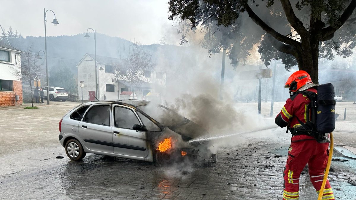 El coche en el momento en el que los bomberos sofocan el incendio.