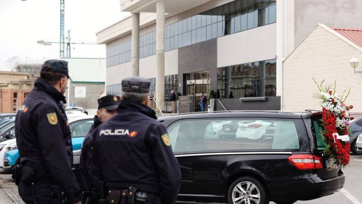 Imagen de archivo de policias nacionales junto a un féretro en Valladolid.