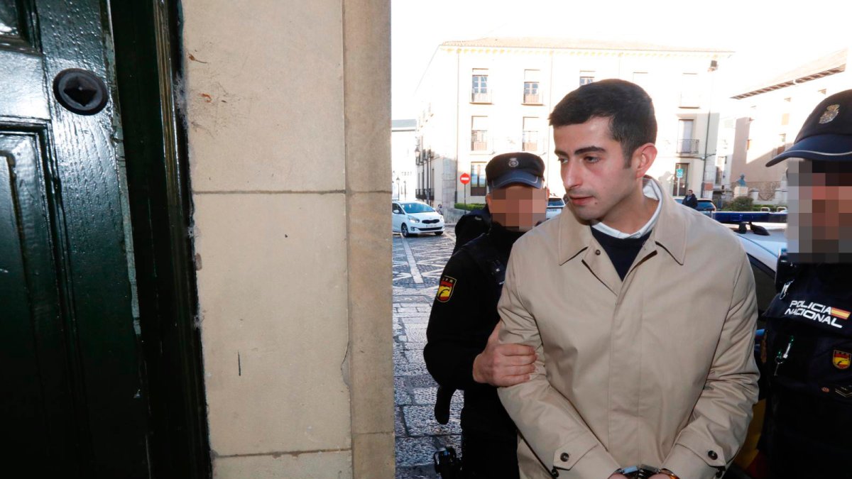 El acusado del crimen de La Torre, a su llegada a la Audiencia Provincial.