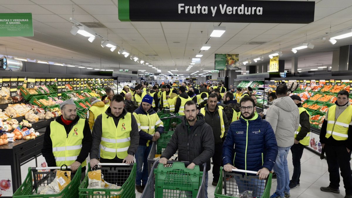 Unos cien agricultores han entrado esta mañana en un supermercado de La Bañeza.