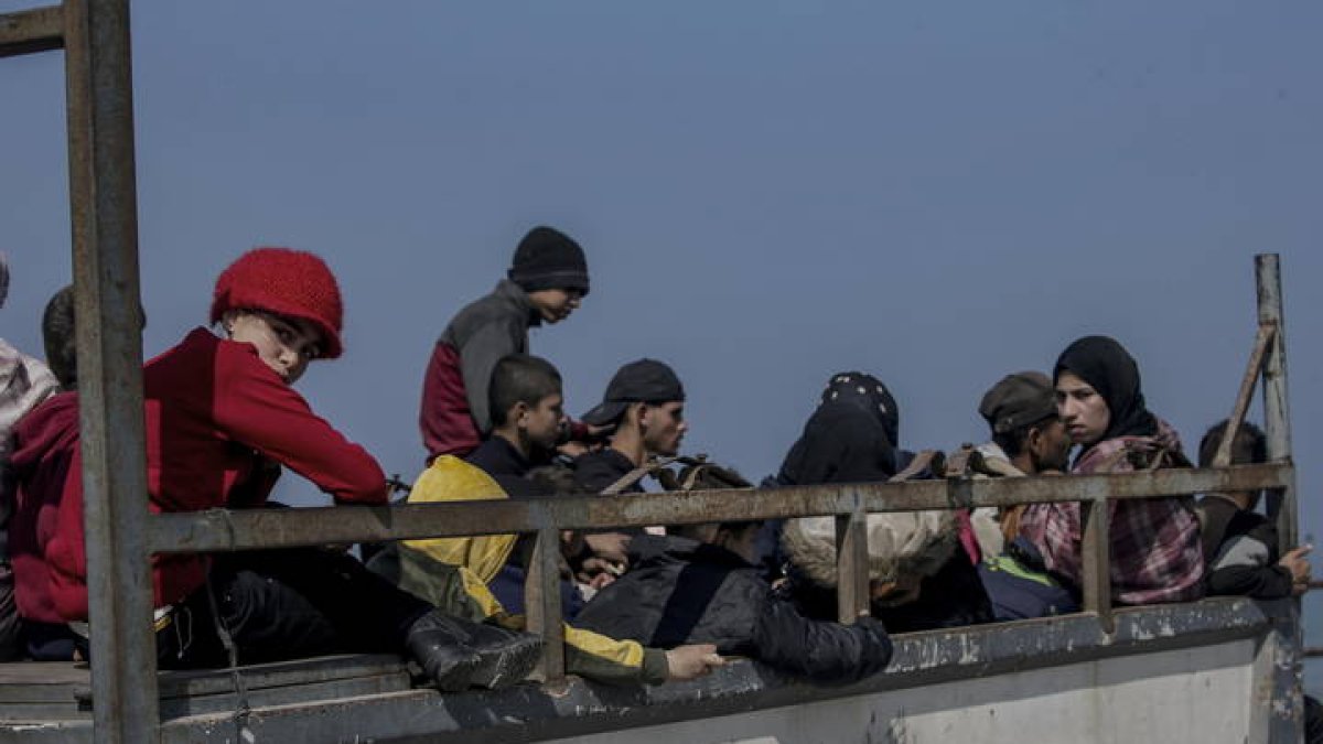 Niños palestinos en un camión hacia el sur de Gaza