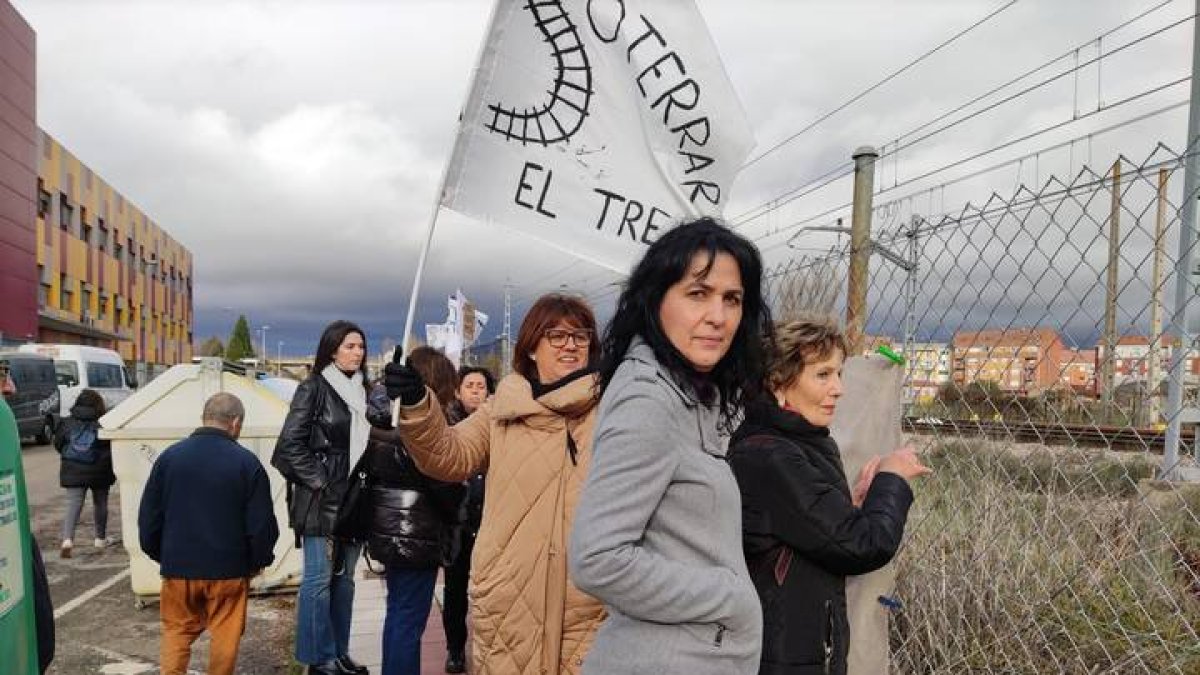 La alcaldesa, en la reivindicación del soterramiento el día de estreno del AVE a Asturias