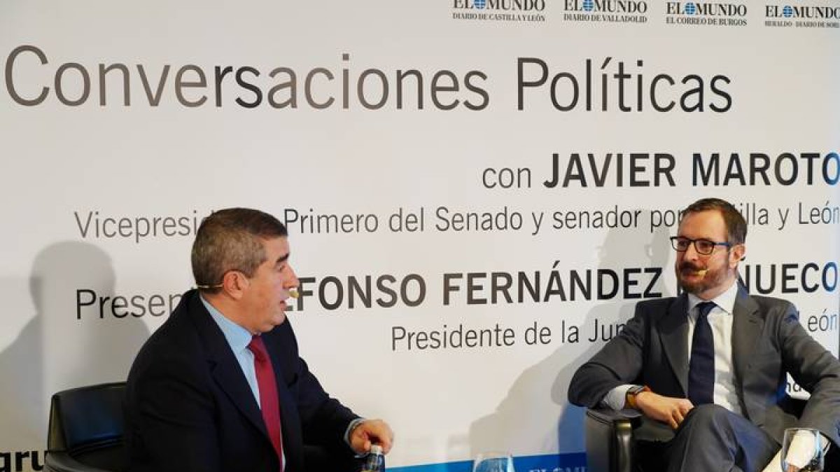 El vicepresidente primero del Senado, Javier Maroto, participa en el Club de Prensa de El Mundo de Castilla y León. En la foto, junto al director de El Mundo de castilla y León, Pablo R. Lago