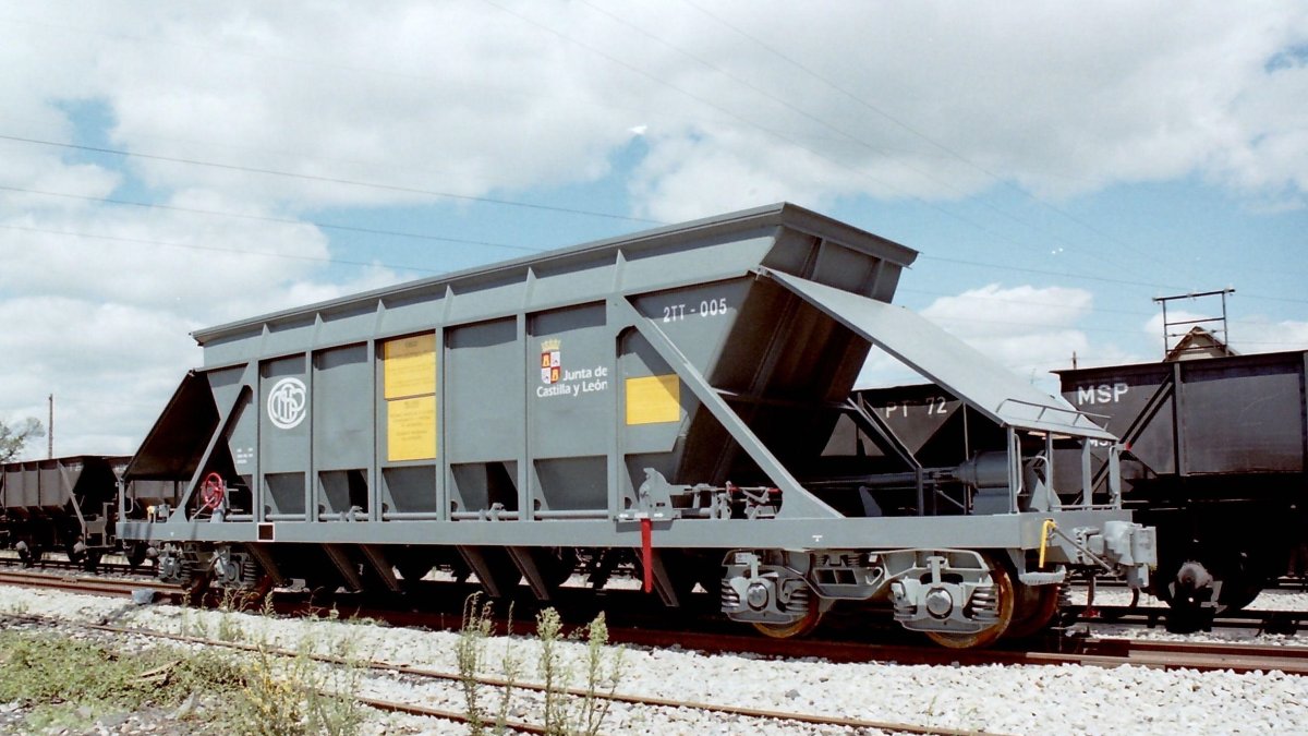 Uno de los vagones tolva del antiguo tren minero entre Cubillos y Villablino