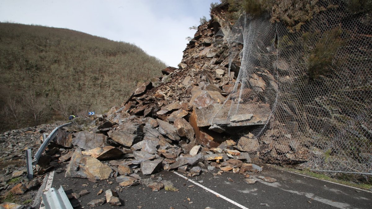 Derrumbe en la carretera de Faro a Peranzanes que mantiene aislado el valle de Fornela.