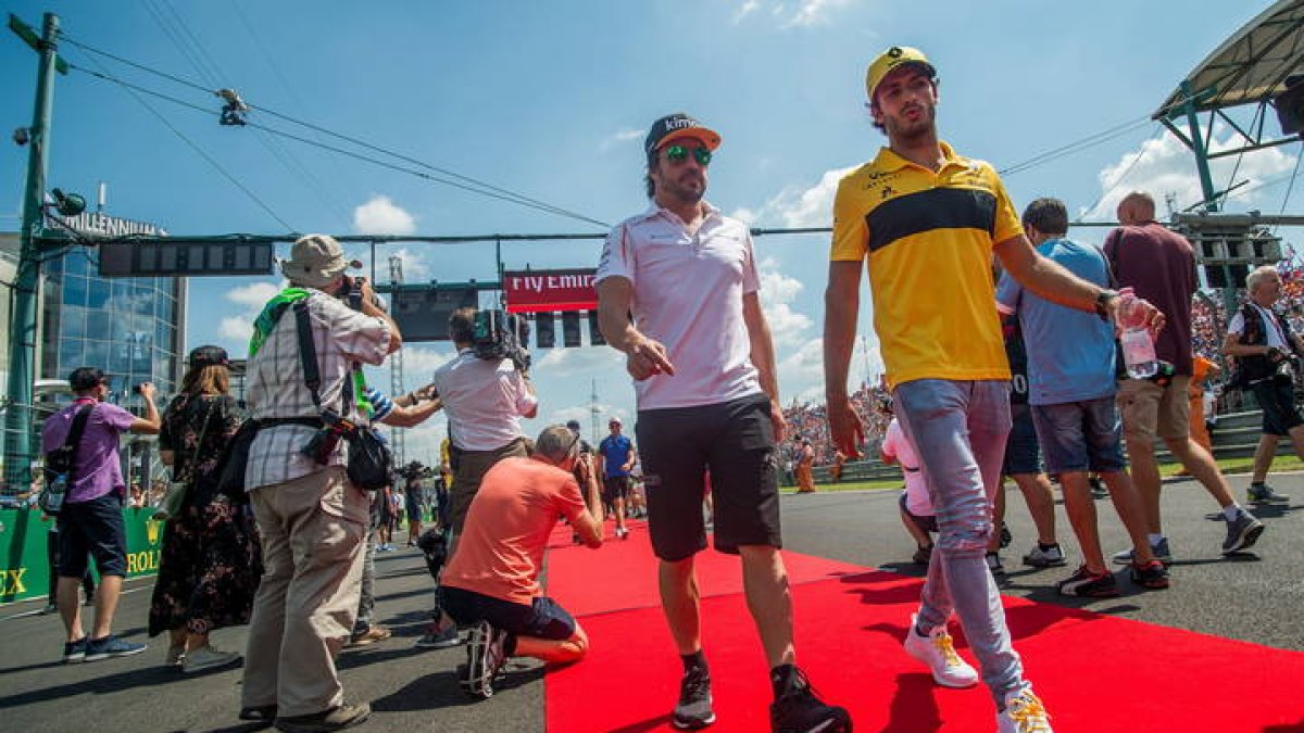 Los pilotos españoles de Fórmula 1 Fernando Alonso y Carlos Sainz.