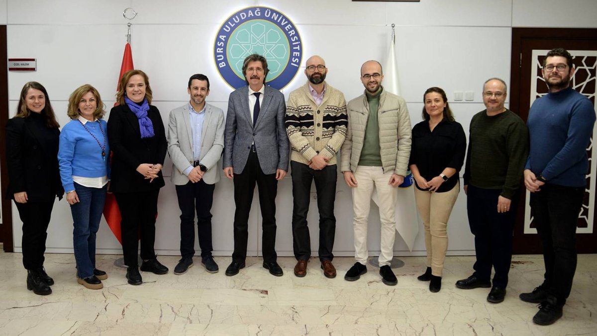 Los profesores de la ULE José Alberto Benítez y Héctor Alaiz, posan con el Rector de la Univ. de Bursa, Ferudun Yilmaz,  y otros profesores