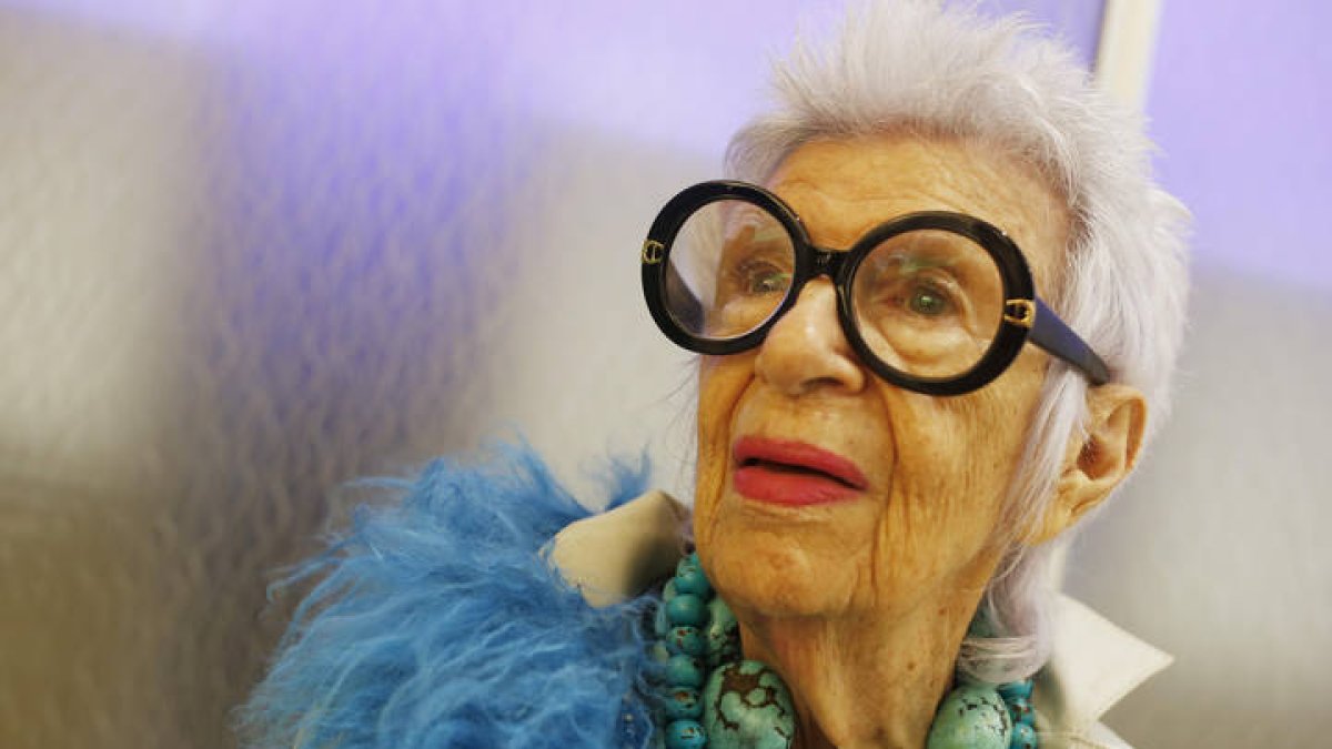 Fotografía de archivo de la diseñadora estadounidense e icono de la moda Iris Apfel.