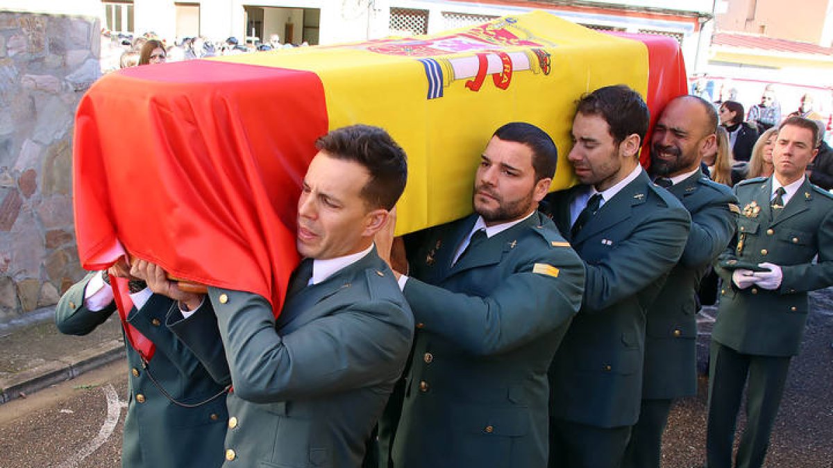 Varios guardias civiles portan el ataúd de su compañero leonés David Pérez Carracedo, que falleció el pasado viernes junto a un compañero en el puerto de Barbate (Cádiz).