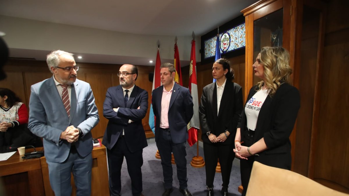 Olegario Ramón (PSOE), Marco Morala (PP), Iván Alonso (CB), Lidia Coca (PP) y Patricia García (Vox), en el salón de plenos. ANA F. BARREDO