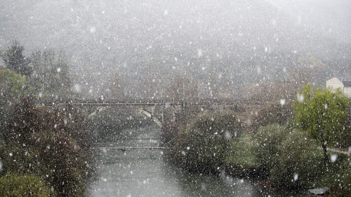 Vista del puente del Ferrocarril de Ponferrada sobre el río Sil esta mañana de viernes. ANA F. BARREDO