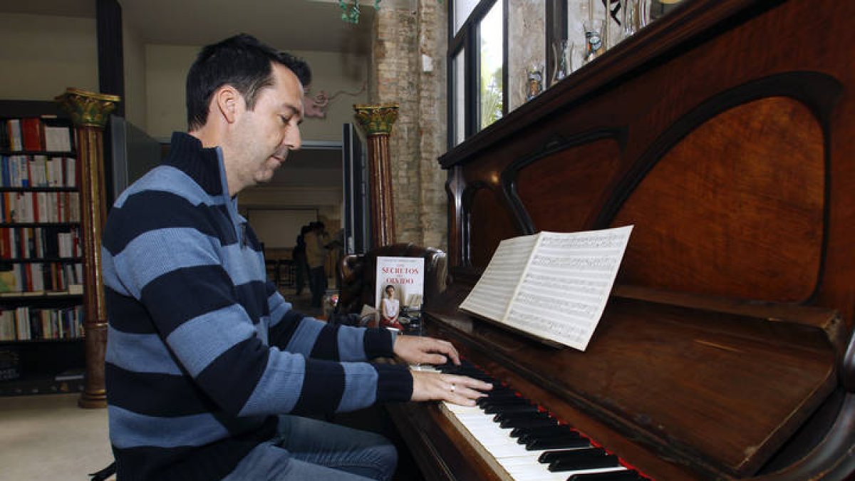 El poder de la músicaes uno de los hilos conductores de la primera novela de Joaquín Hernández Castillo, 'Los Secretos del Olvido.