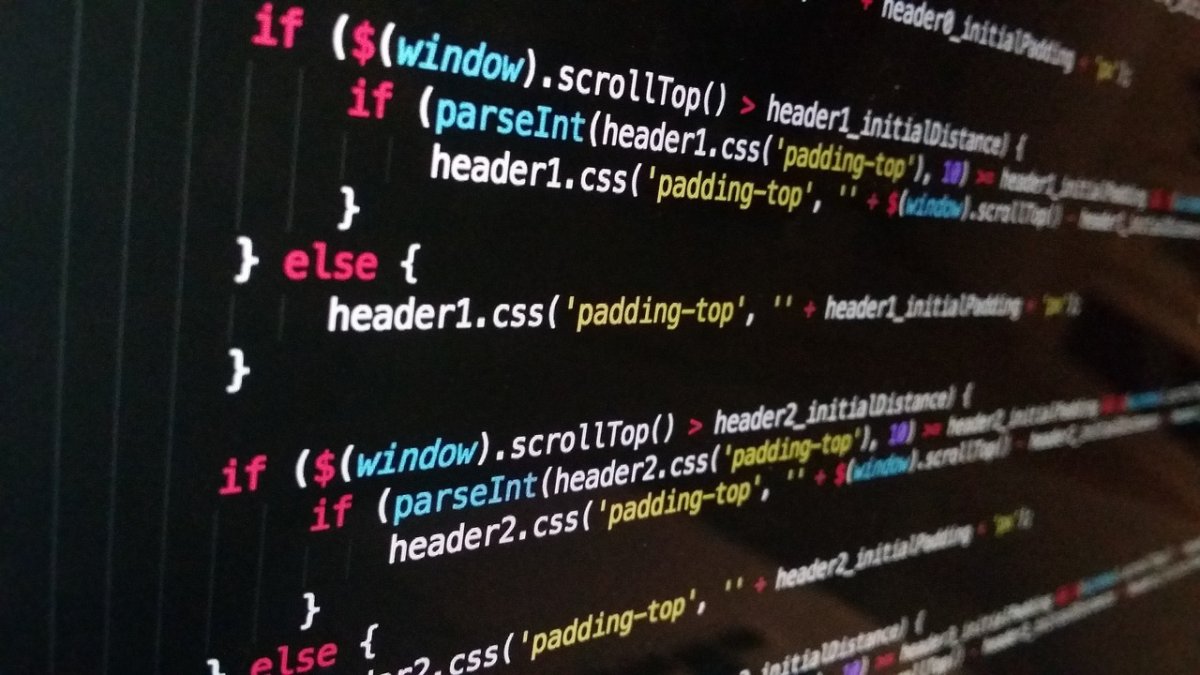 Pantalla de ordenador con scripts CSS