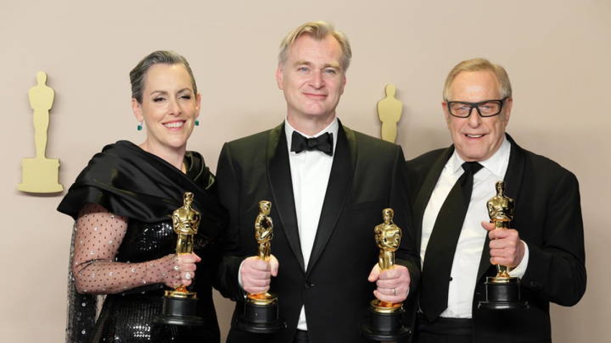 Emma Thomas, Christopher Nolan y Charles Roven posan con los oscar recibidos por 'Oppenheimer'.