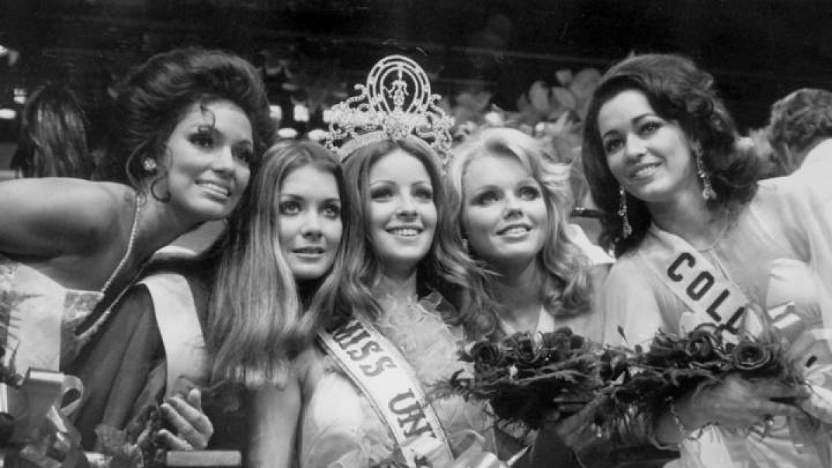 Foto de archivo del 22 de julio de 1974 de la modelo Amparo Muñoz (c) en el momento de ser coronada Miss Universo, junto a las otras finalistas, en Manila (Filipinas). La actriz andaluza ha fallecido esta noche en su domicilio de Málaga a los 56 años de edad.